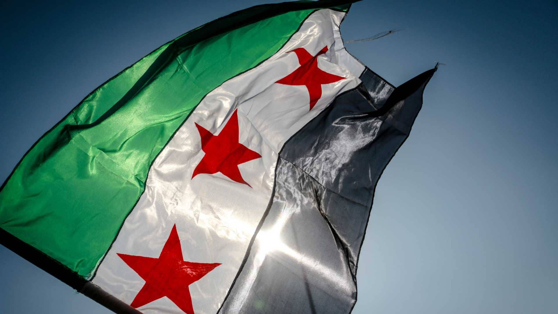 علم الثورة السورية قصة رمز الحرية والنضال