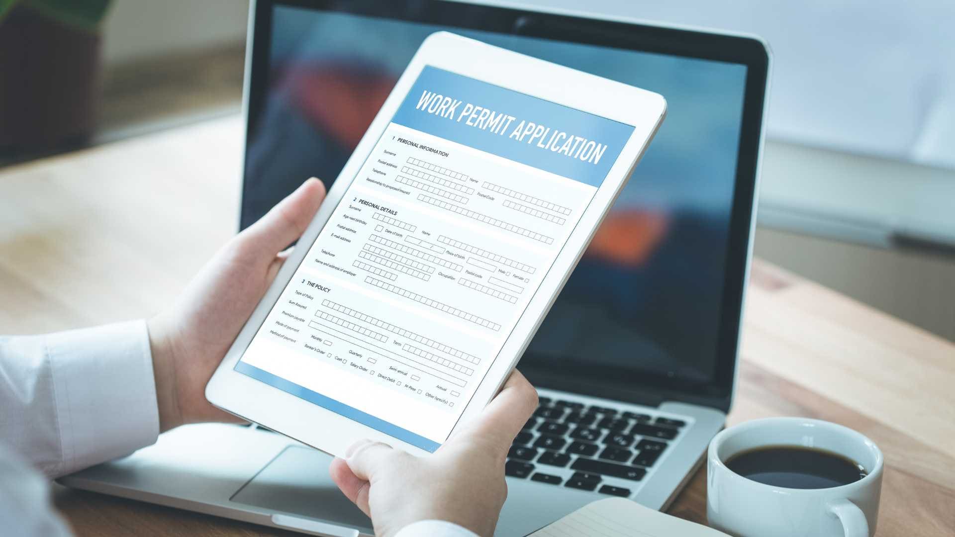 اقامة العمل