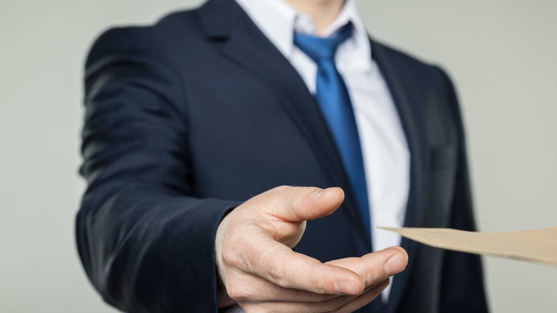 سقوط أسرار الفساد: كيف استغل بشار الأسد منصبه لتحقيق مكاسب شخصية؟